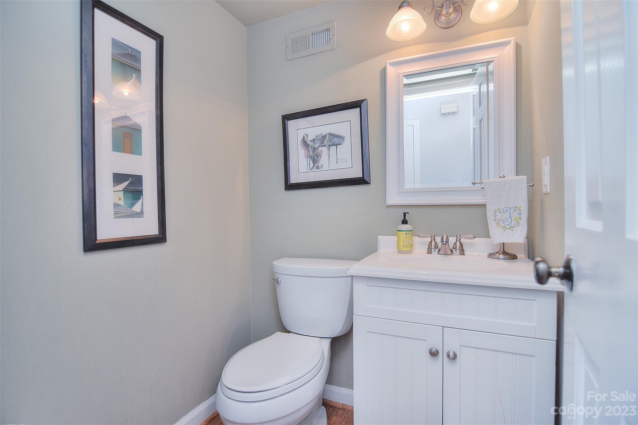 4415 Simsbury Road Charlotte, NC 28226 - Photo 20 of 36 a bathroom with a toilet a sink and mirror