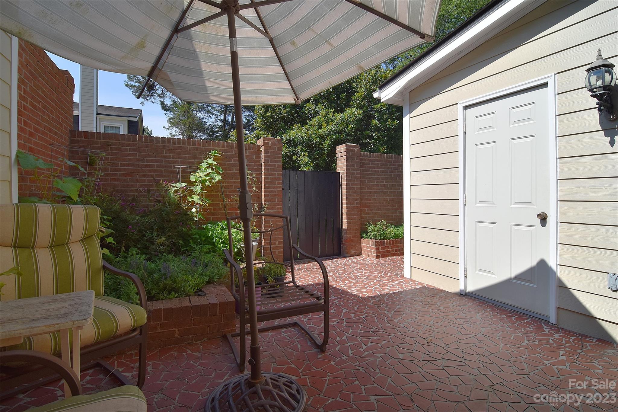 4415 Simsbury Road Charlotte, NC 28226 - Photo 34 of 36 a view of a patio with table and chairs under an umbrella