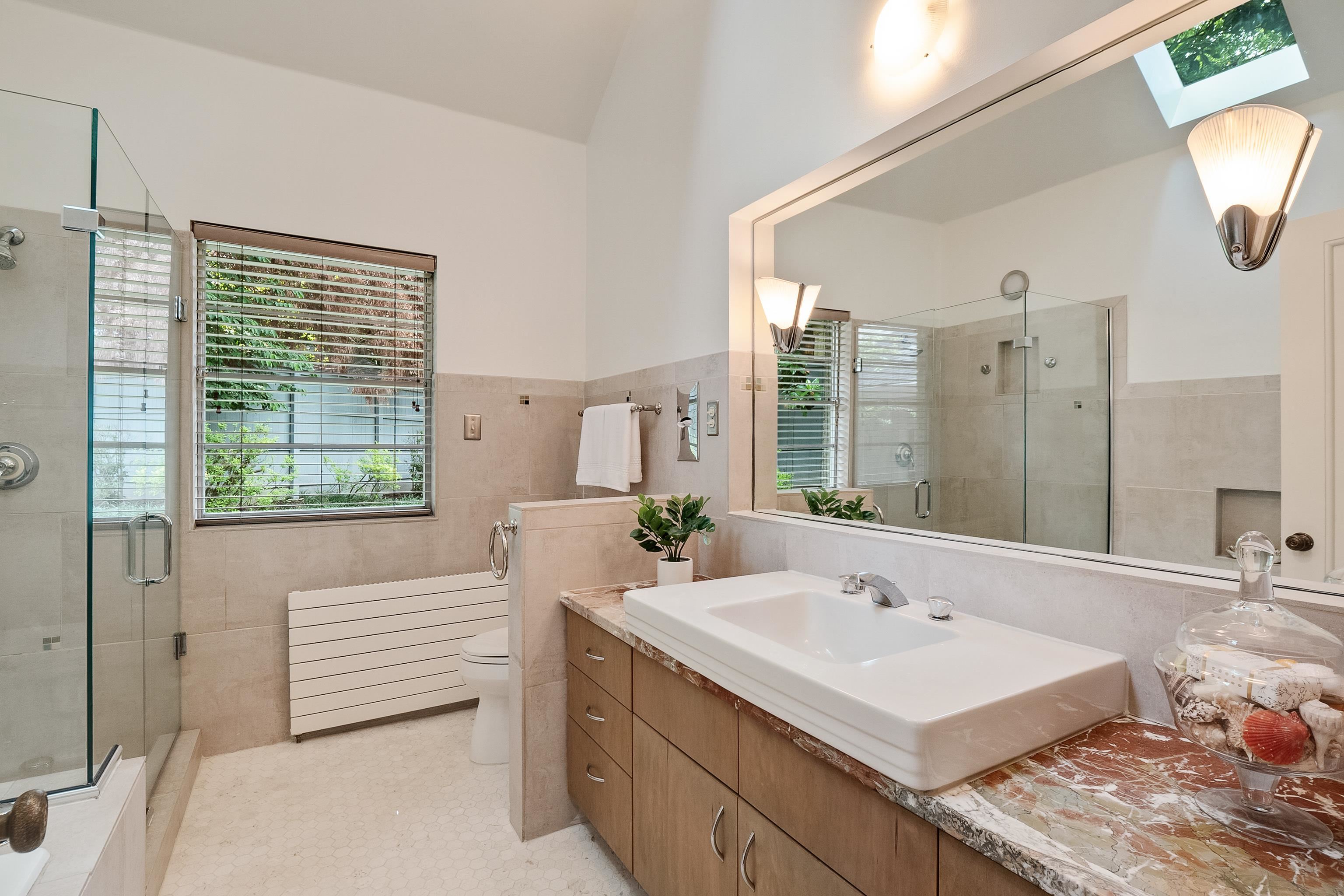45 South Rose Road Memphis, TN 38111 - Photo 13 of 25 a bathroom with a sink and a bathtub