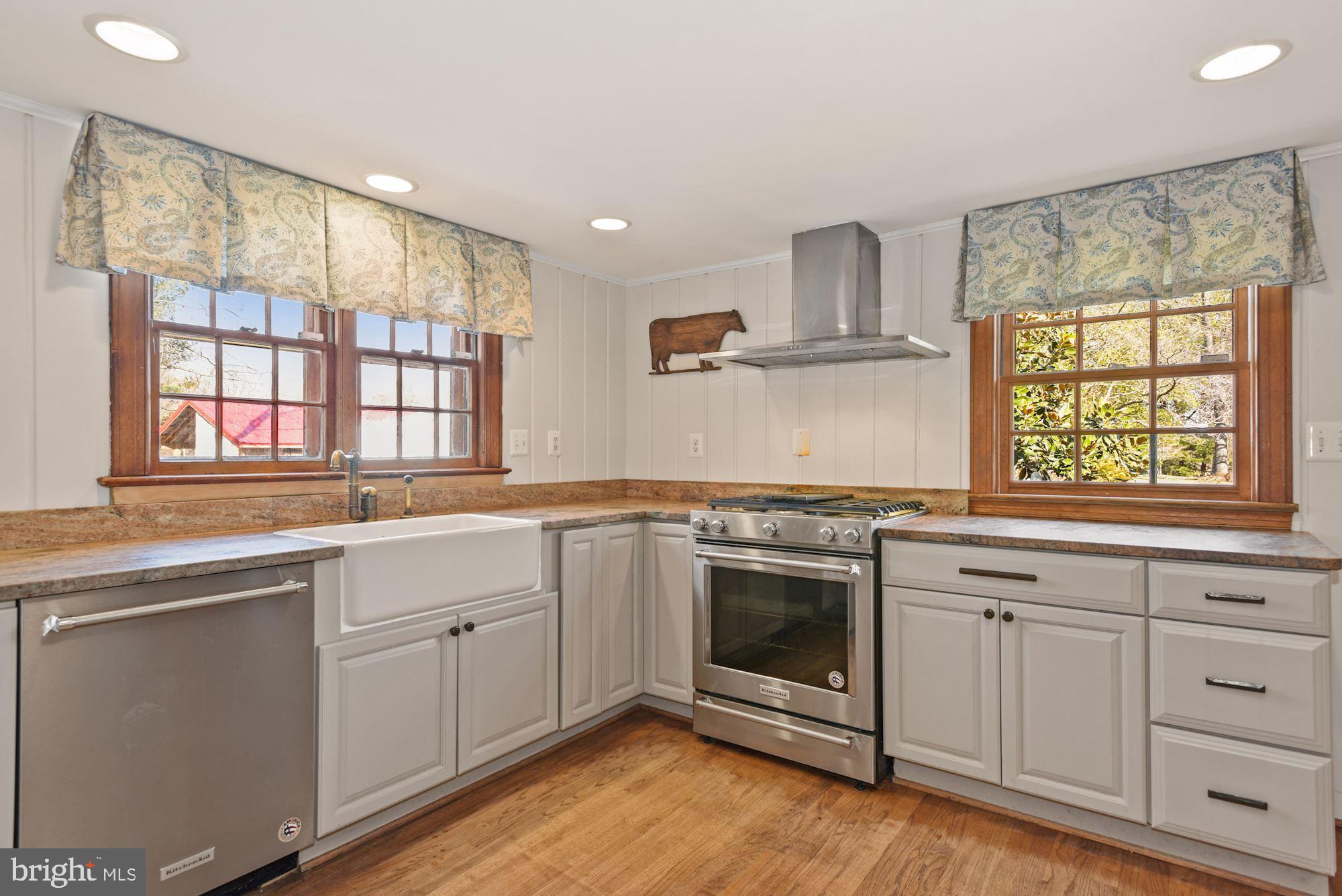 326 Walker Road Great Falls, VA 22066 - Photo 5 of 51