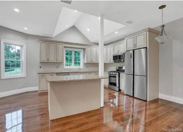 $3,700 | 9 Linda Lane, Unit 101, Pearl River, NY 10965