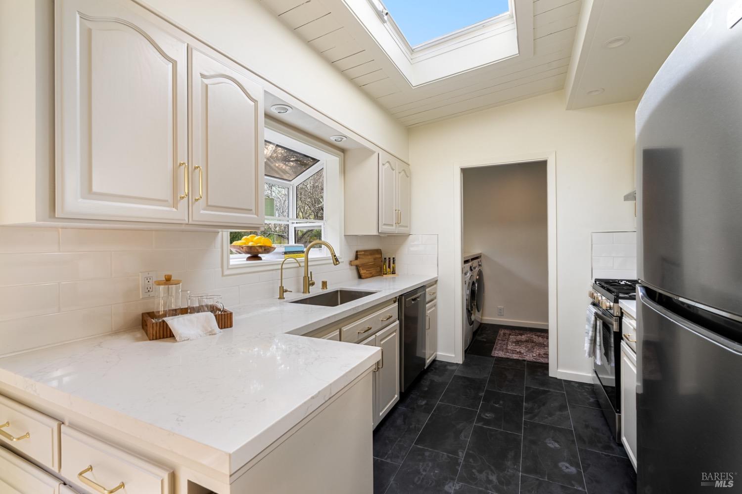 216 Redding Way San Rafael, CA 94901 - Photo 11 of 29 Gallery Image 11