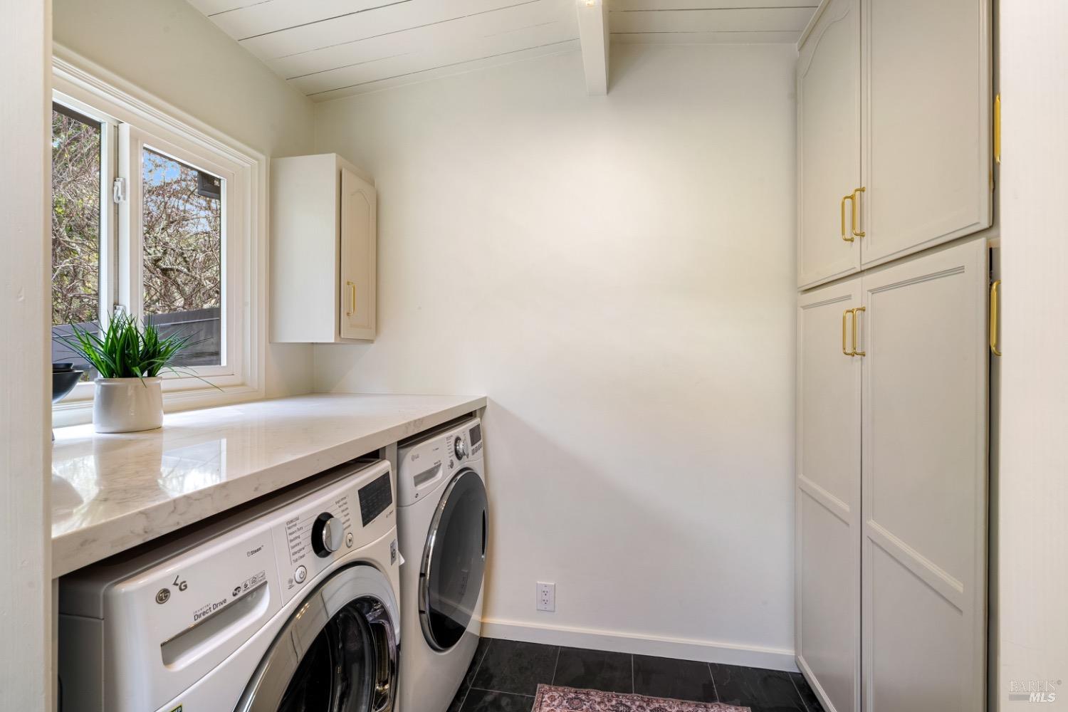 216 Redding Way San Rafael, CA 94901 - Photo 13 of 29 Gallery Image 13