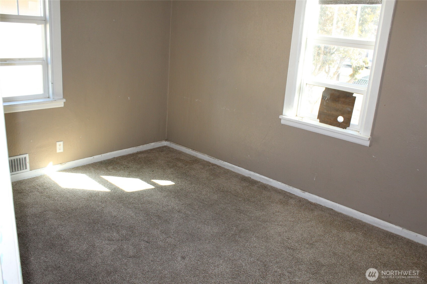104 East 5th Avenue Ritzville, WA 99169 - Photo 7 of 19 an empty room with a window