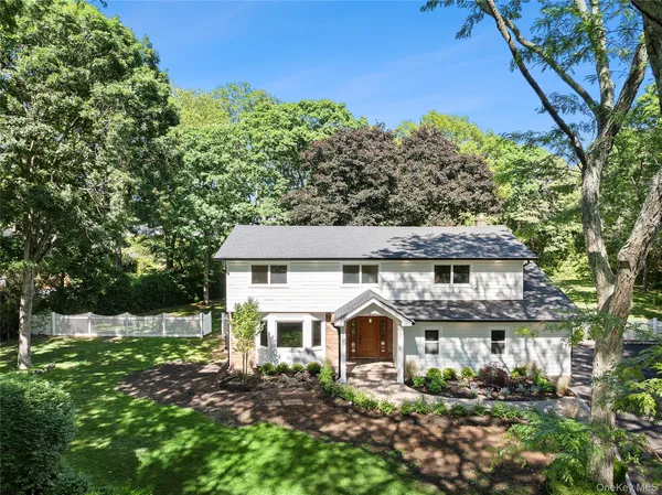 $1,869,000 | 6 Washington Avenue, Dix Hills, NY 11746