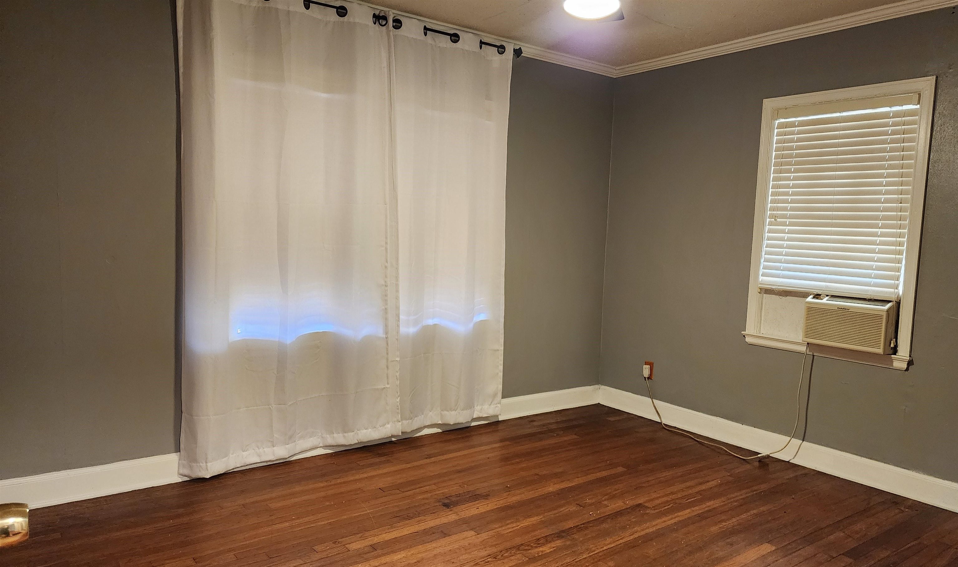 925 Inman Road Memphis, TN 38111 - Photo 8 of 17 This bedroom also has lots of natural light, hardwood floors, ceiling fan and overlooks the backyard.
