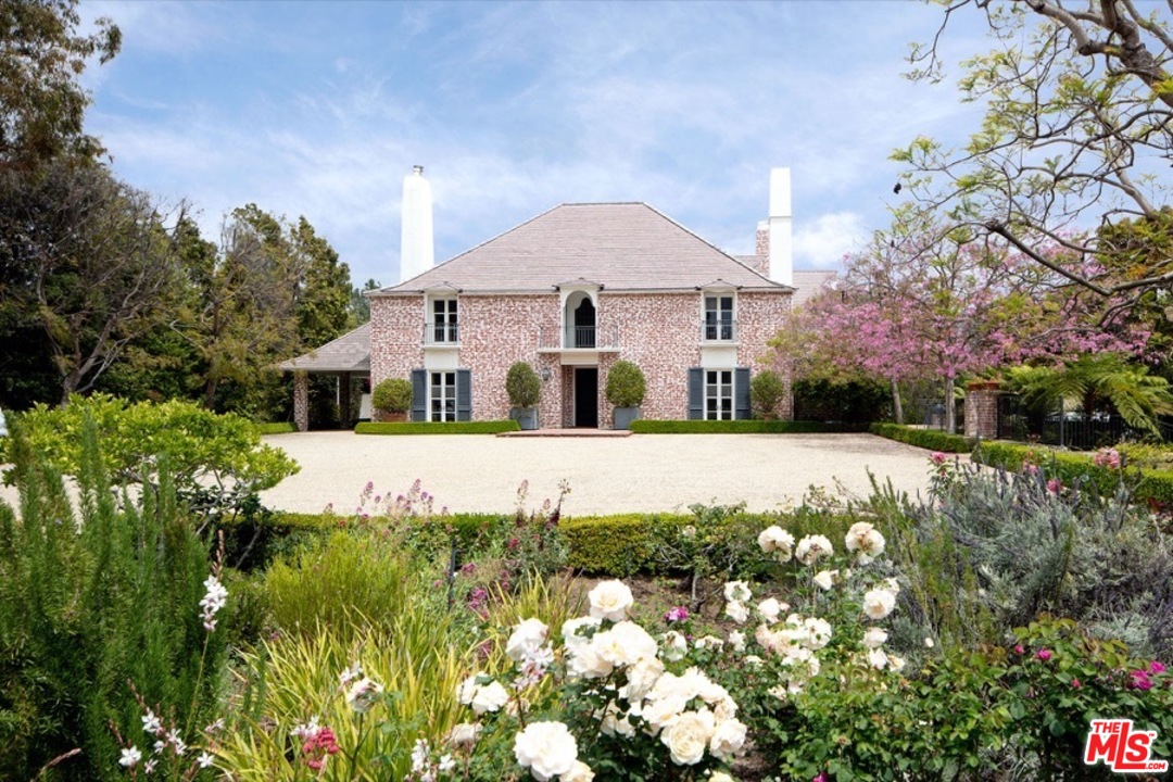 110 North Rockingham Avenue Los Angeles, CA 90049 - Photo 2 of 15