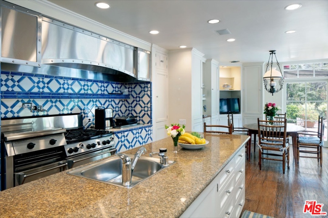 110 North Rockingham Avenue Los Angeles, CA 90049 - Photo 11 of 15