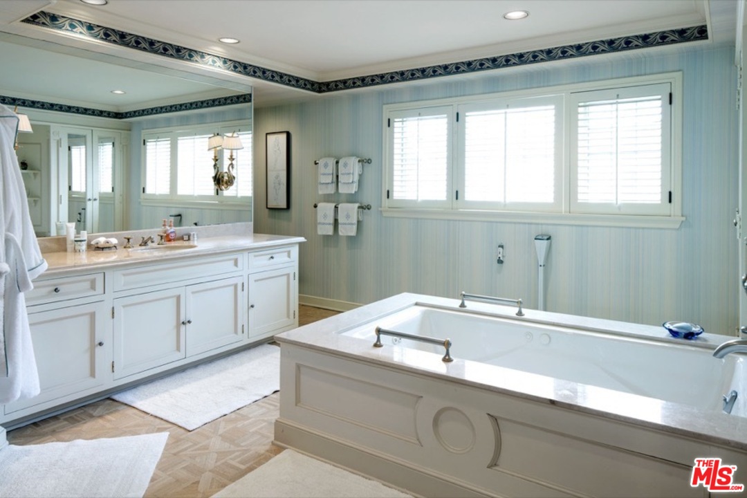 110 North Rockingham Avenue Los Angeles, CA 90049 - Photo 13 of 15