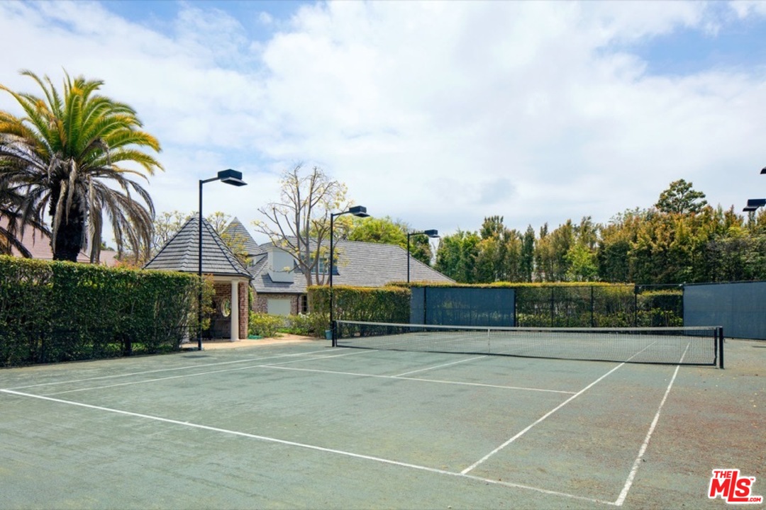 110 North Rockingham Avenue Los Angeles, CA 90049 - Photo 15 of 15