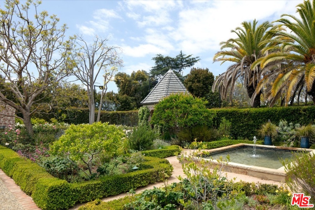 110 North Rockingham Avenue Los Angeles, CA 90049 - Photo 3 of 15