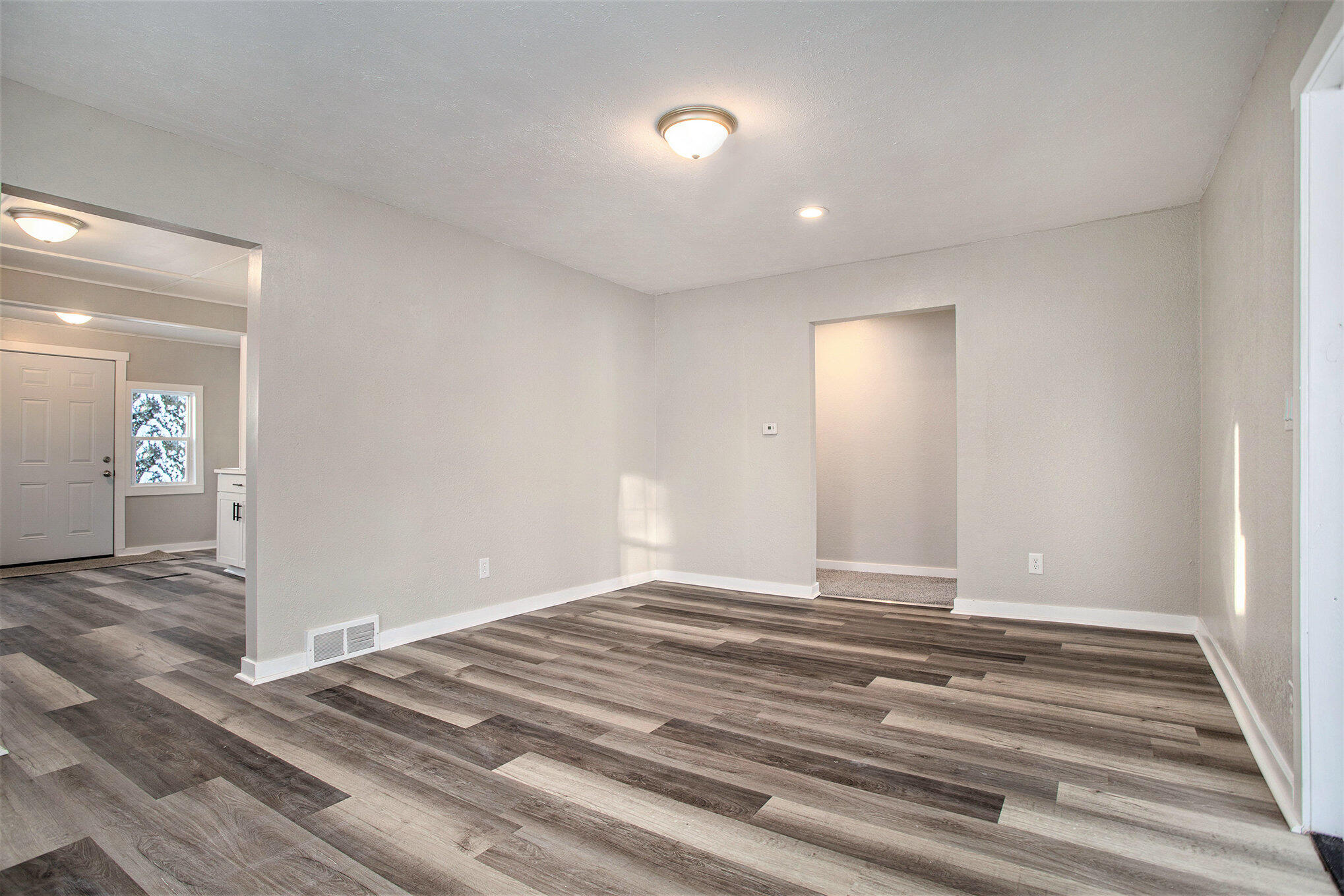 233 Reynolds Road Springfield, MI 49037 - Photo 4 of 17 Living Room