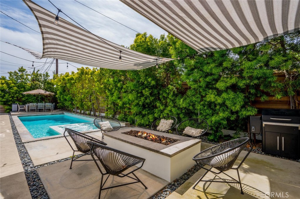 283 Lilac Lane Costa Mesa, CA 92627 - Photo 19 of 22 a patio with table and chairs and potted plants