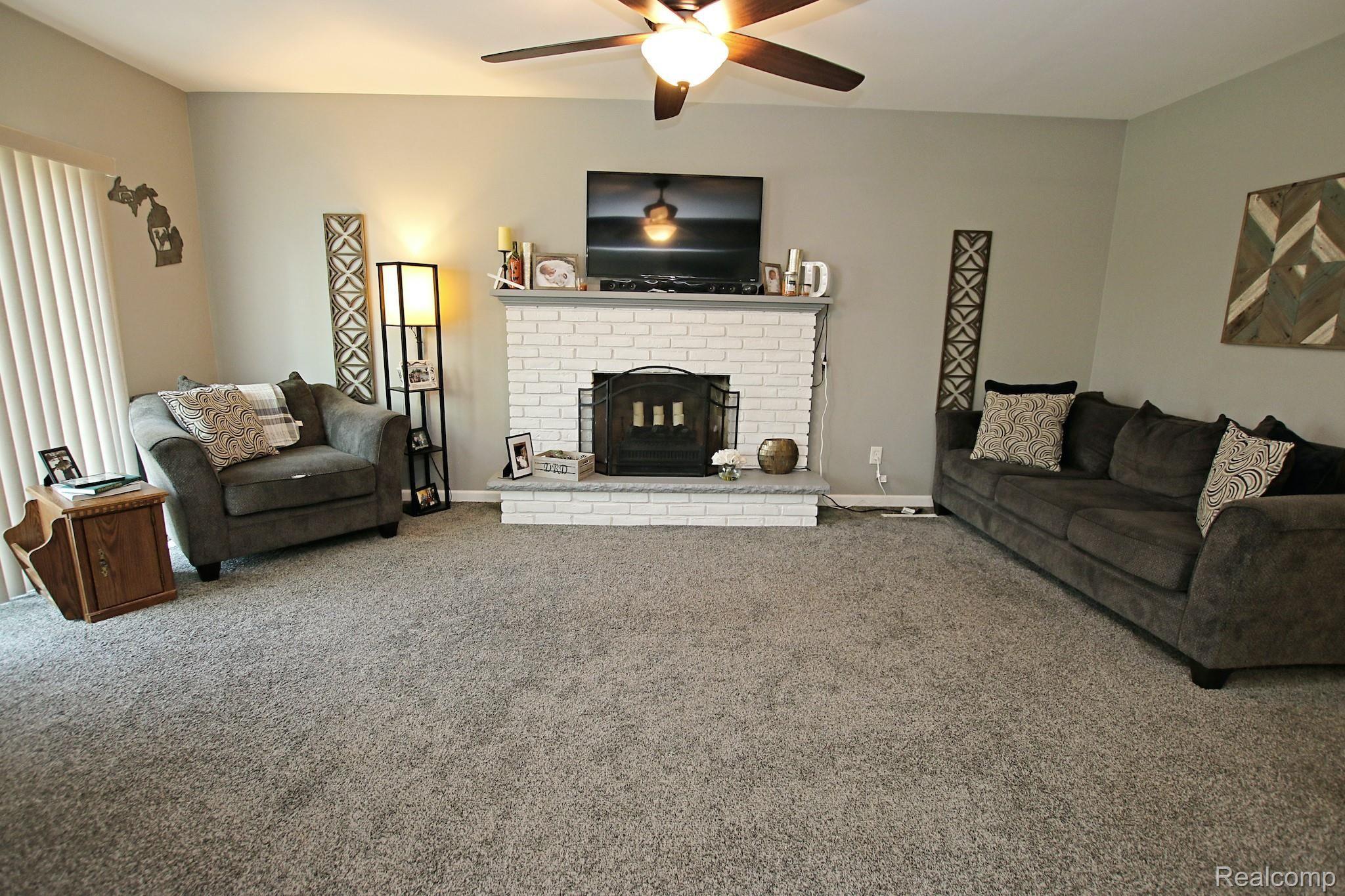 5466 Torrey Road Flint, MI 48507 - Photo 14 of 45 18) Family Room.jpg