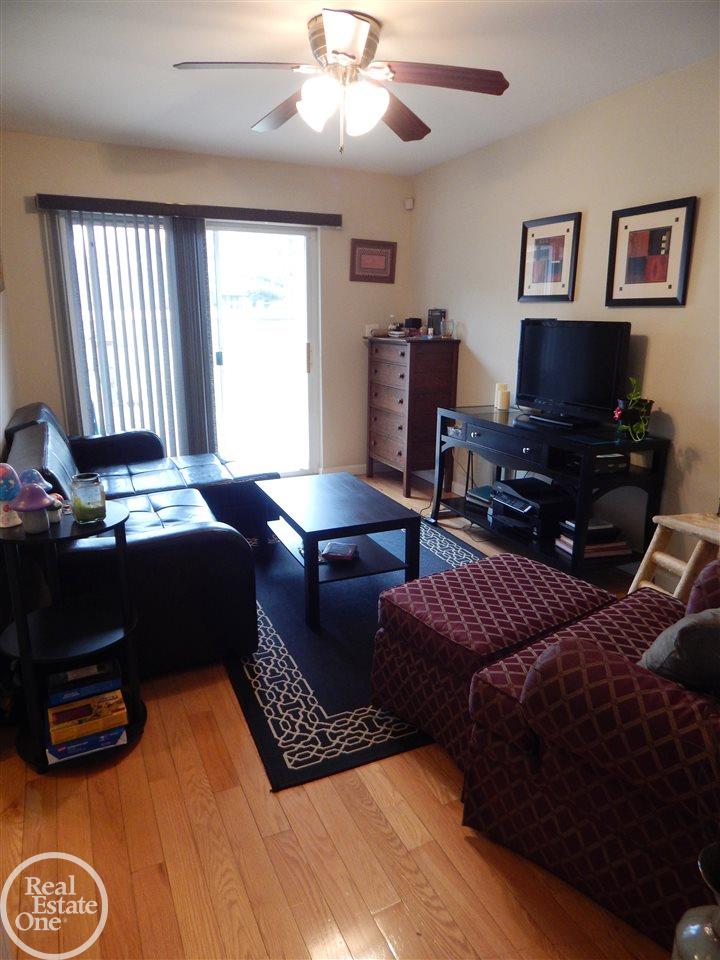 36481 Union Lake Road Clinton Township, MI 48035 - Photo 5 of 13 31310531-4.JPG
