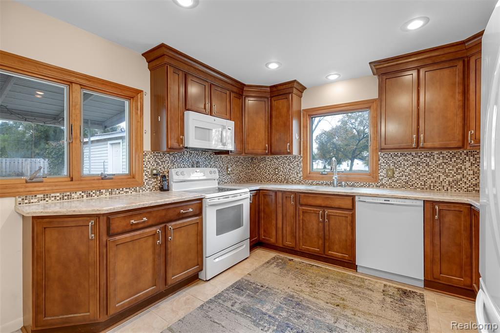 3282 Avon Manor Road Rochester Hills, MI 48307 - Photo 2 of 29