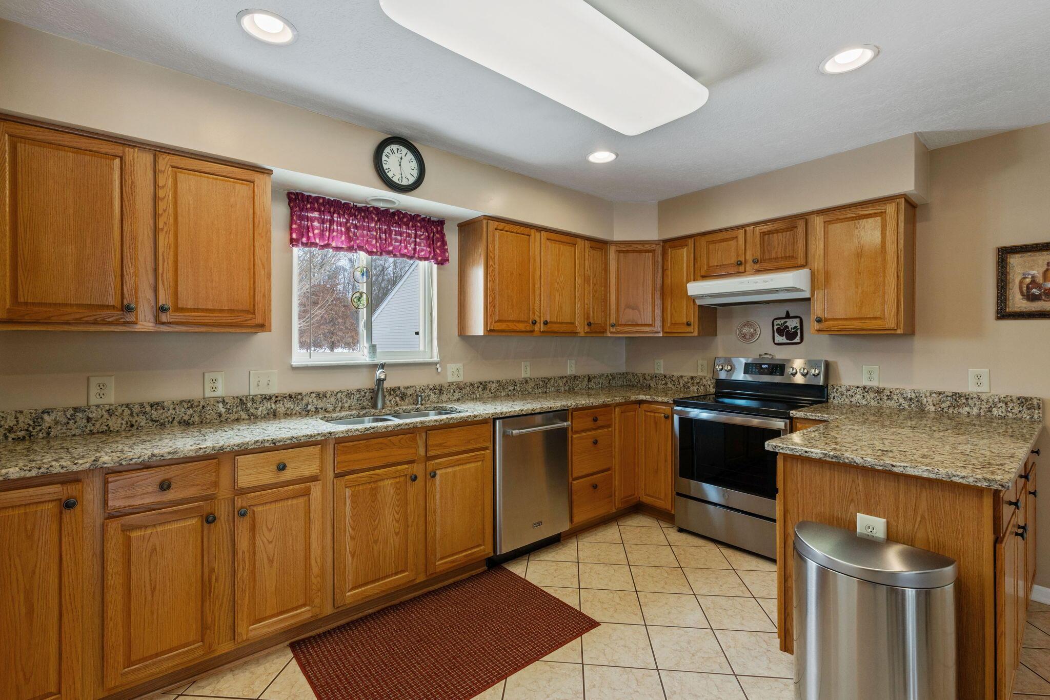9904 Basil Road Northwest Baltimore, OH 43105 - Photo 10 of 66 Eat-in Kitchen - 9904 Basil Road NW, Baltimore, OH 43105