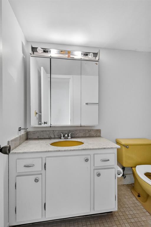 2750 Northeast 183rd Street, Unit 911 Aventura, FL 33160 - Photo 18 of 34 a bathroom with a sink and a mirror