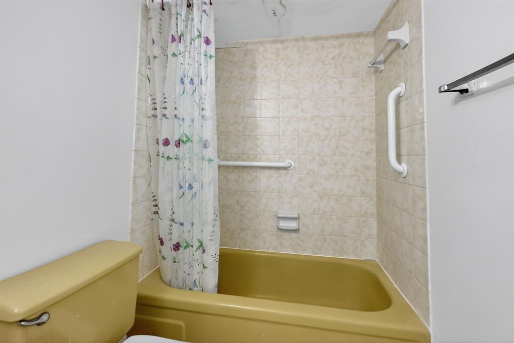2750 Northeast 183rd Street, Unit 911 Aventura, FL 33160 - Photo 20 of 34 a bathroom with a tub and shower