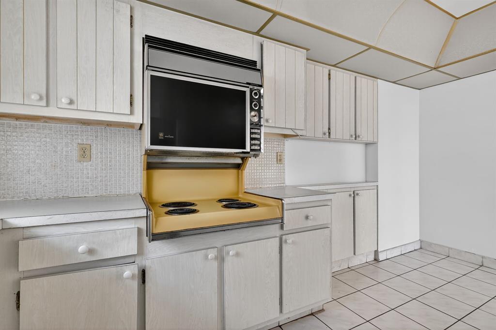 2750 Northeast 183rd Street, Unit 911 Aventura, FL 33160 - Photo 27 of 34 a kitchen with white cabinets and white appliances