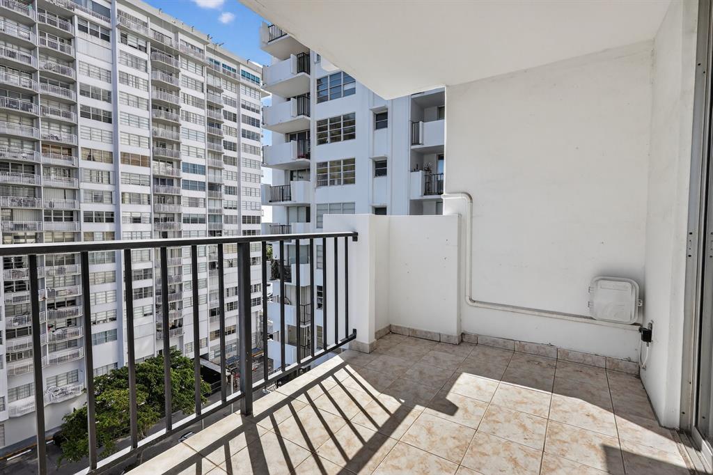 2750 Northeast 183rd Street, Unit 911 Aventura, FL 33160 - Photo 33 of 34 a view of a balcony