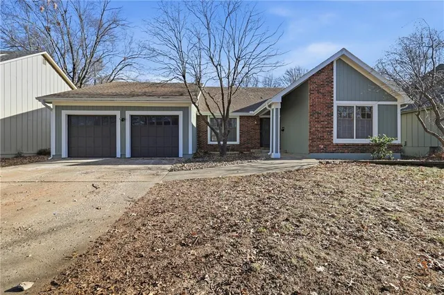 $350,000 | 707 Southwest Savannah Drive, Lee's Summit, MO 64081