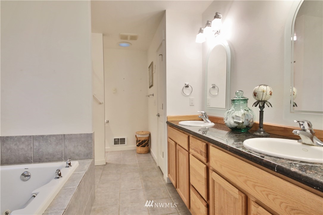 1813 Watkins Road Freeland, WA 98249 - Photo 14 of 29 a bathroom with a tub sink and mirror
