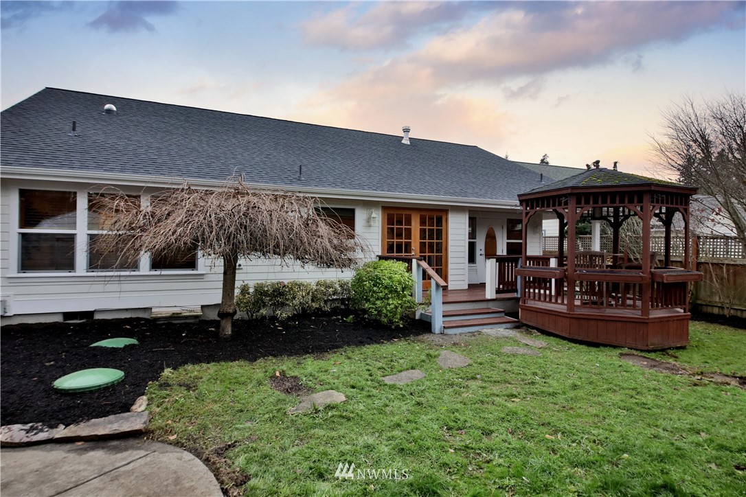 1813 Watkins Road Freeland, WA 98249 - Photo 22 of 29 a front view of a house with a yard
