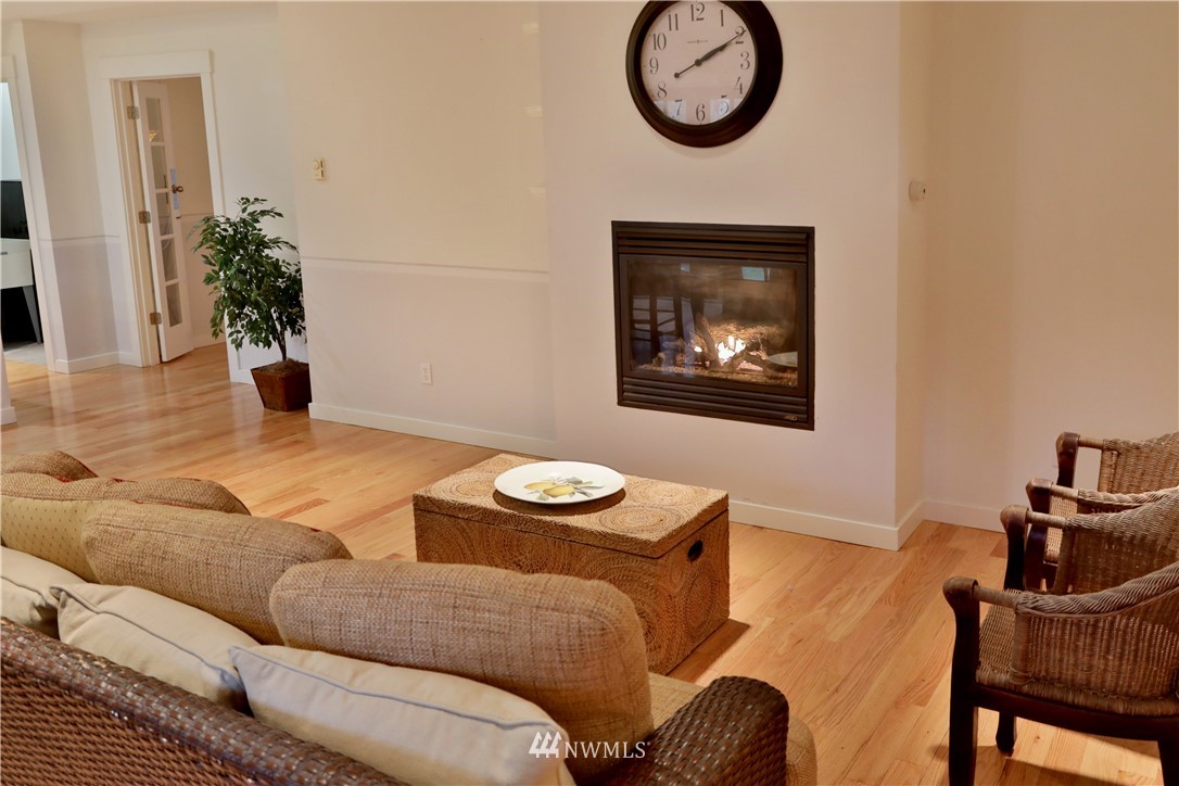 1813 Watkins Road Freeland, WA 98249 - Photo 4 of 29 a living room with furniture and a potted plant