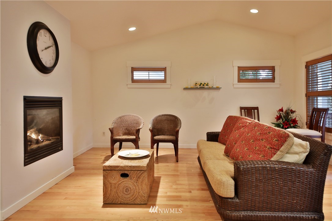 1813 Watkins Road Freeland, WA 98249 - Photo 10 of 29 a living room with furniture