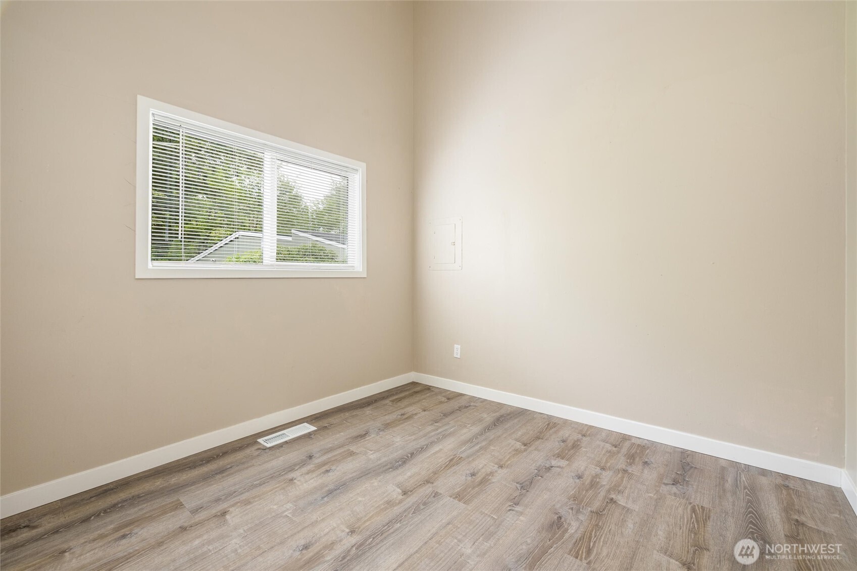 1535 Ten Mile Road Everson, WA 98247 - Photo 19 of 40 an empty room with a window