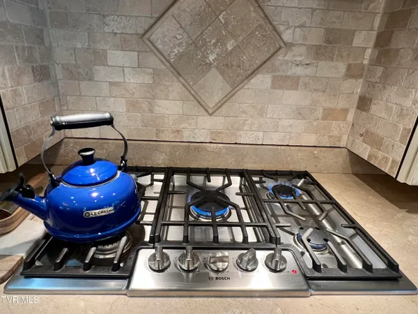 $570,000 | 2416 Edinburgh Channel Road, Kingsport, TN 37664