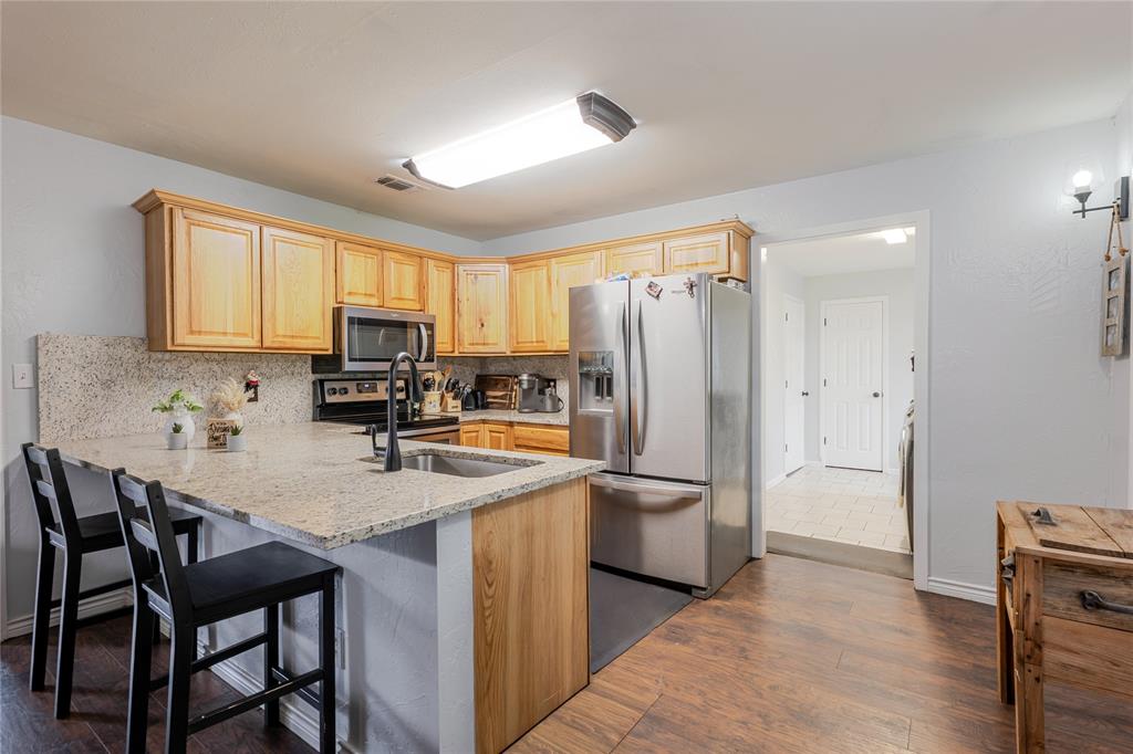 208 Yucca Drive Weatherford, TX 76087 - Photo 5 of 37