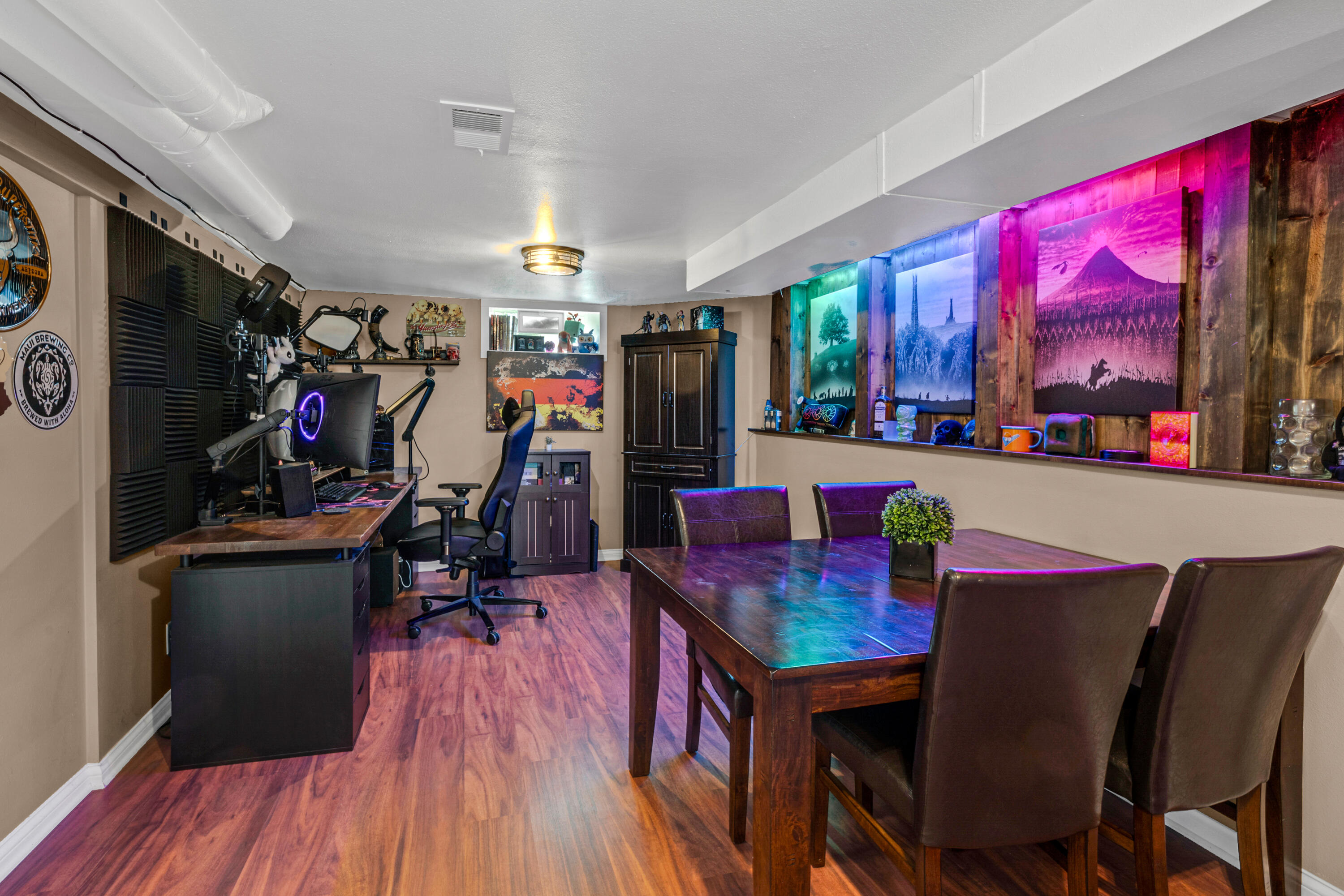 8550 North Regent Road Fox Point, WI 53217 - Photo 14 of 24 This could be a fantastic spot to have a home office, if both bedrooms are being utilized.