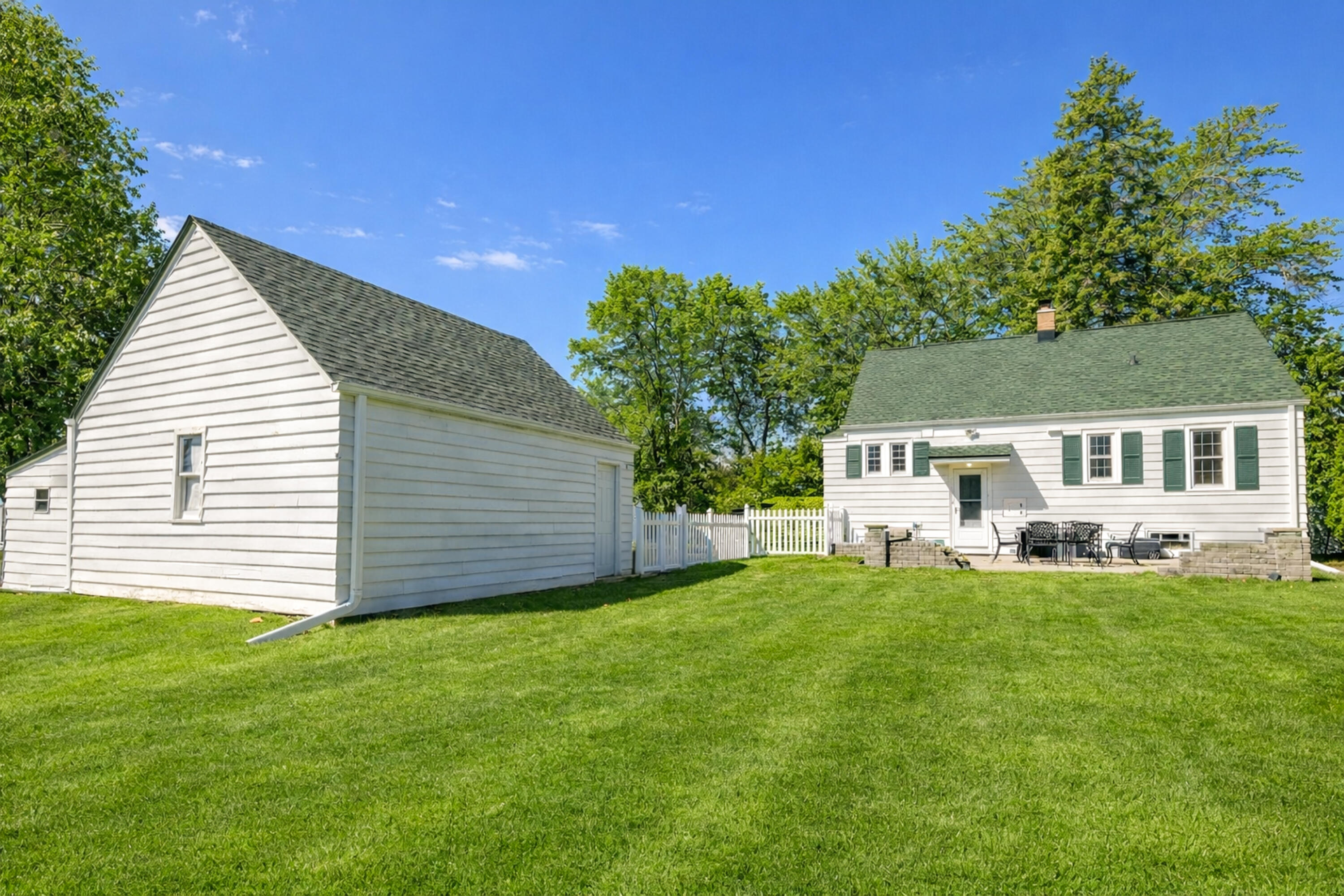 8550 North Regent Road Fox Point, WI 53217 - Photo 20 of 24 Perfect for a furry friend!
