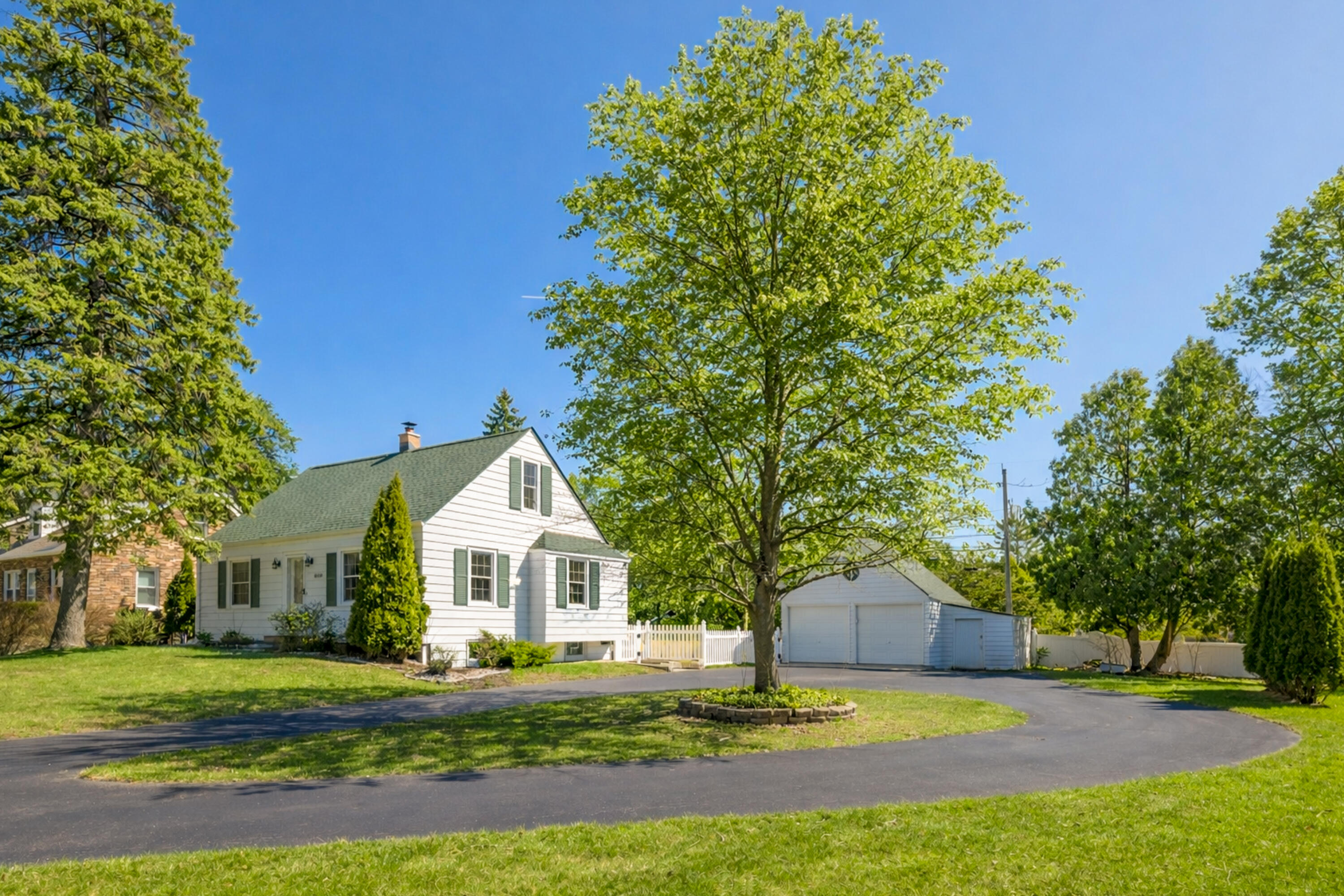 8550 North Regent Road Fox Point, WI 53217 - Photo 3 of 24 The Circle Driveway is perfect for visitor parking!