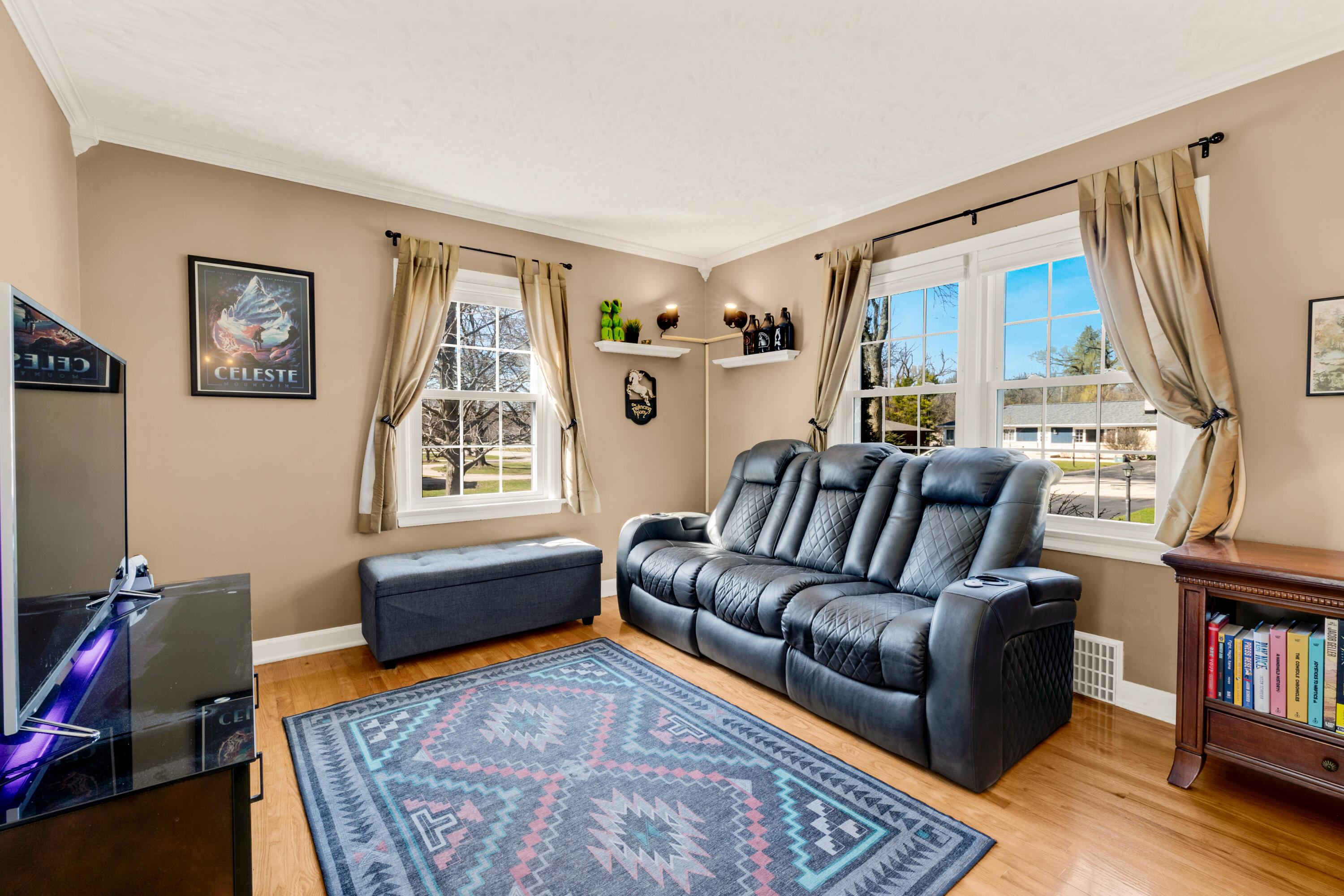 8550 North Regent Road Fox Point, WI 53217 - Photo 4 of 24 Living Room