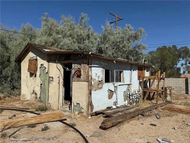 a view of a house with backyard and trees