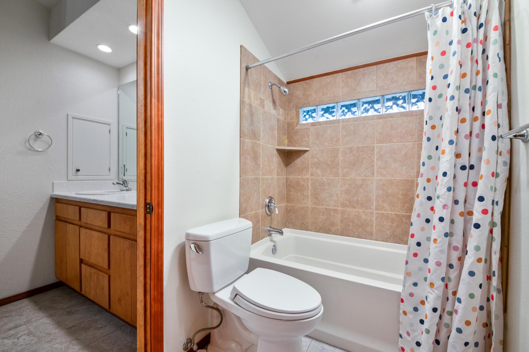 60604 Ridge Heights Bend, OR 97702 - Photo 29 of 48 batch_30-guestbath2