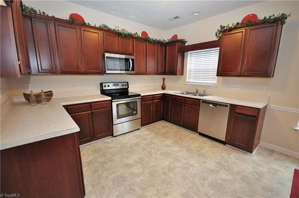 791 Pecan Ridge Circle Kernersville, NC 27284 - Photo 11 of 28 New 3-piece stainless steel appliances!