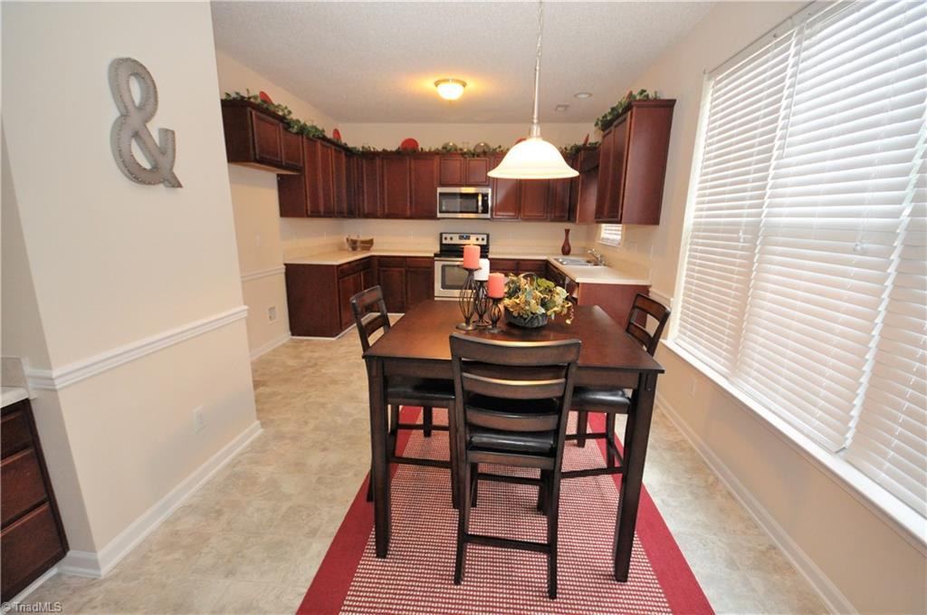 791 Pecan Ridge Circle Kernersville, NC 27284 - Photo 9 of 28 Kitchen, eat-in area