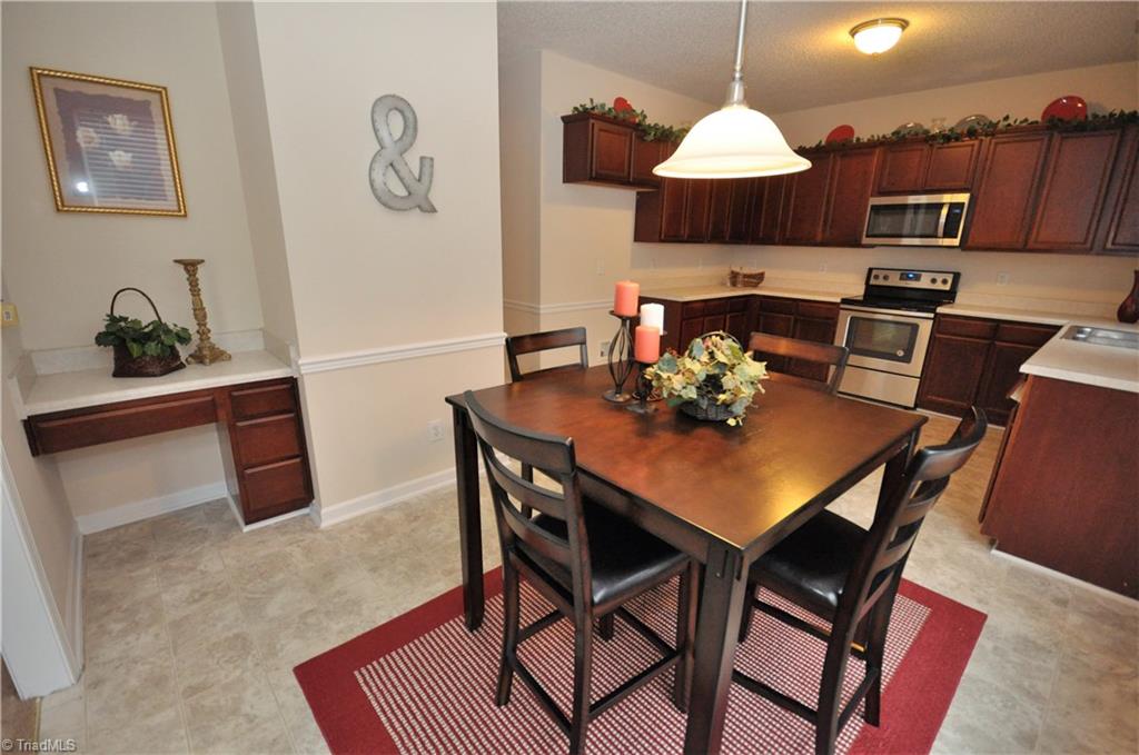 791 Pecan Ridge Circle Kernersville, NC 27284 - Photo 10 of 28 Kitchen, eat-in area, desk nook
