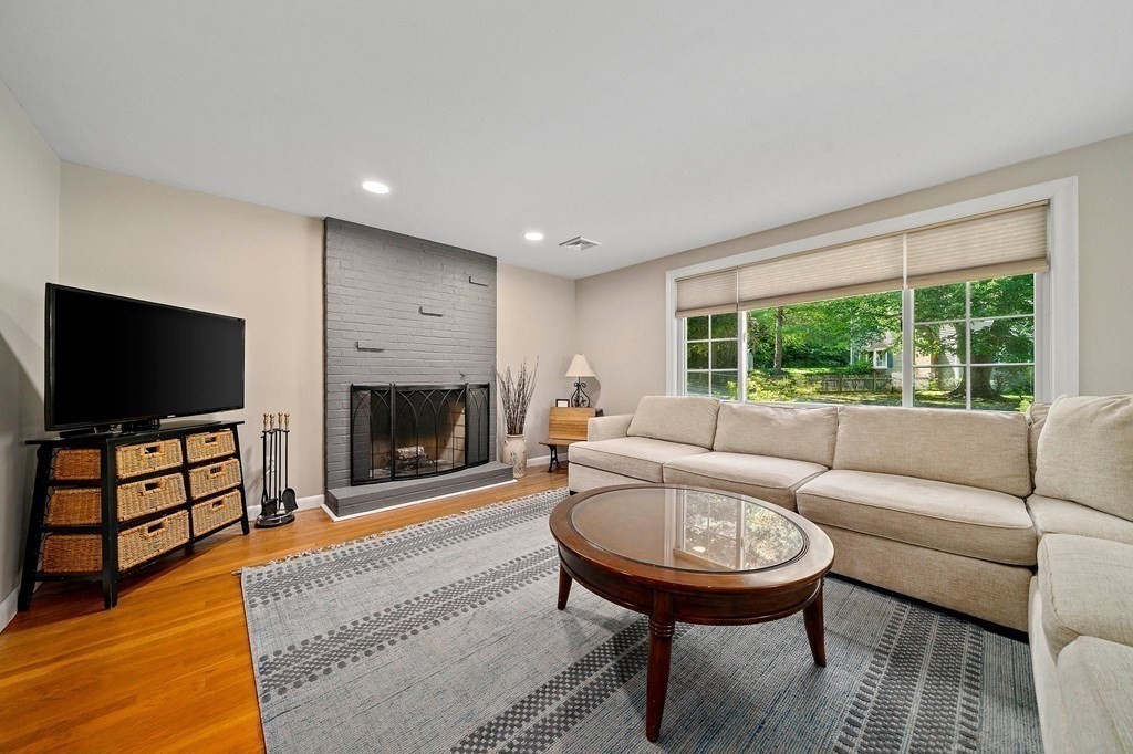 32 Doris Road Braintree, MA 02184 - Photo 5 of 31 Gallery Image 5