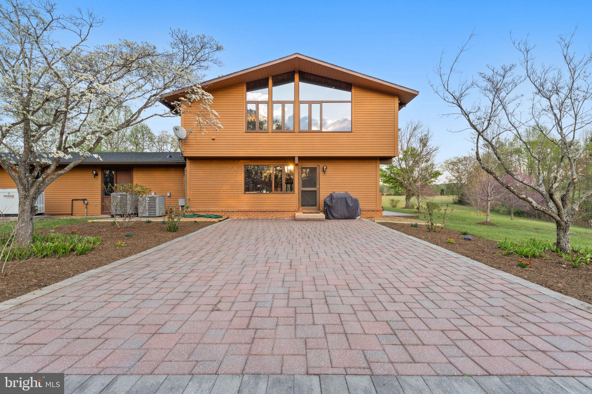 219 Tiger Valley Road Washington, VA 22747 - Photo 52 of 77 Entertainers space