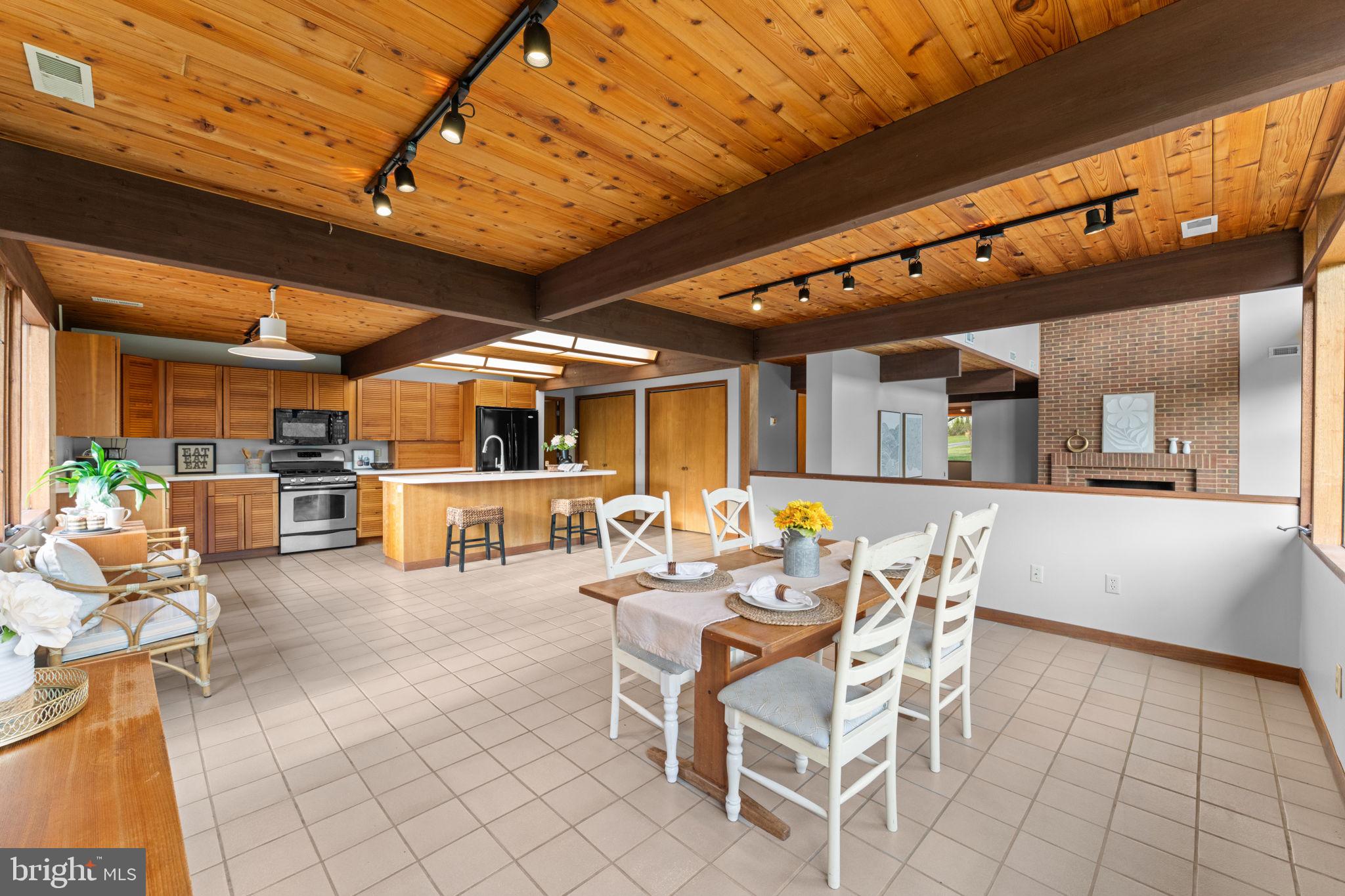 219 Tiger Valley Road Washington, VA 22747 - Photo 8 of 77 Spacious entertaining dining area
