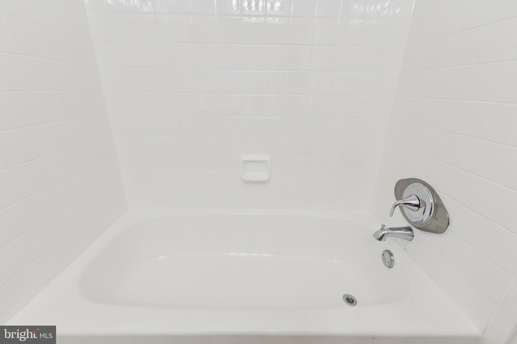 8485 Laurel Oak Drive Springfield, VA 22153 - Photo 25 of 40 a bathroom with a bathtub