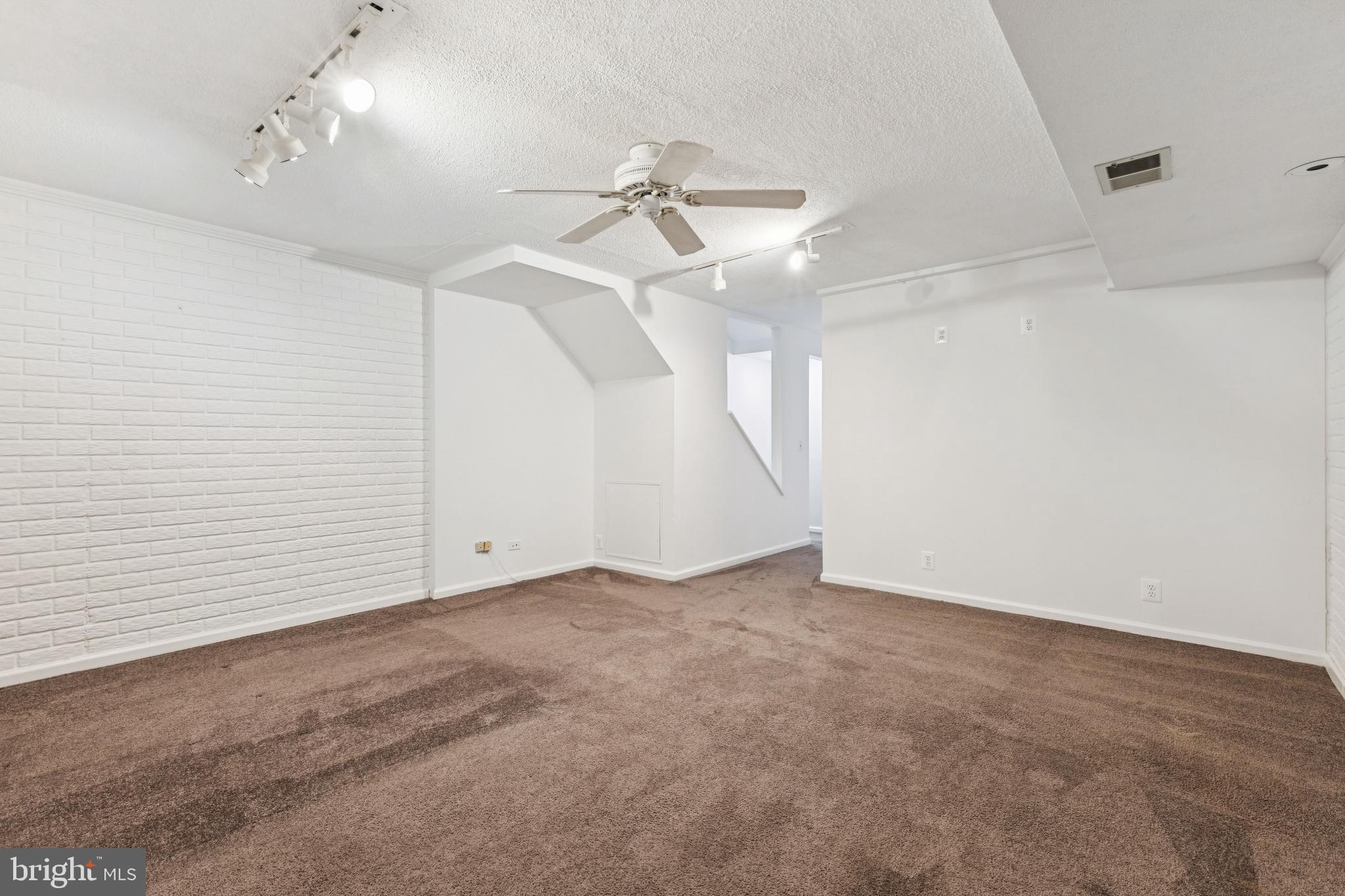 8485 Laurel Oak Drive Springfield, VA 22153 - Photo 33 of 40 en empty room with ceiling fan and window
