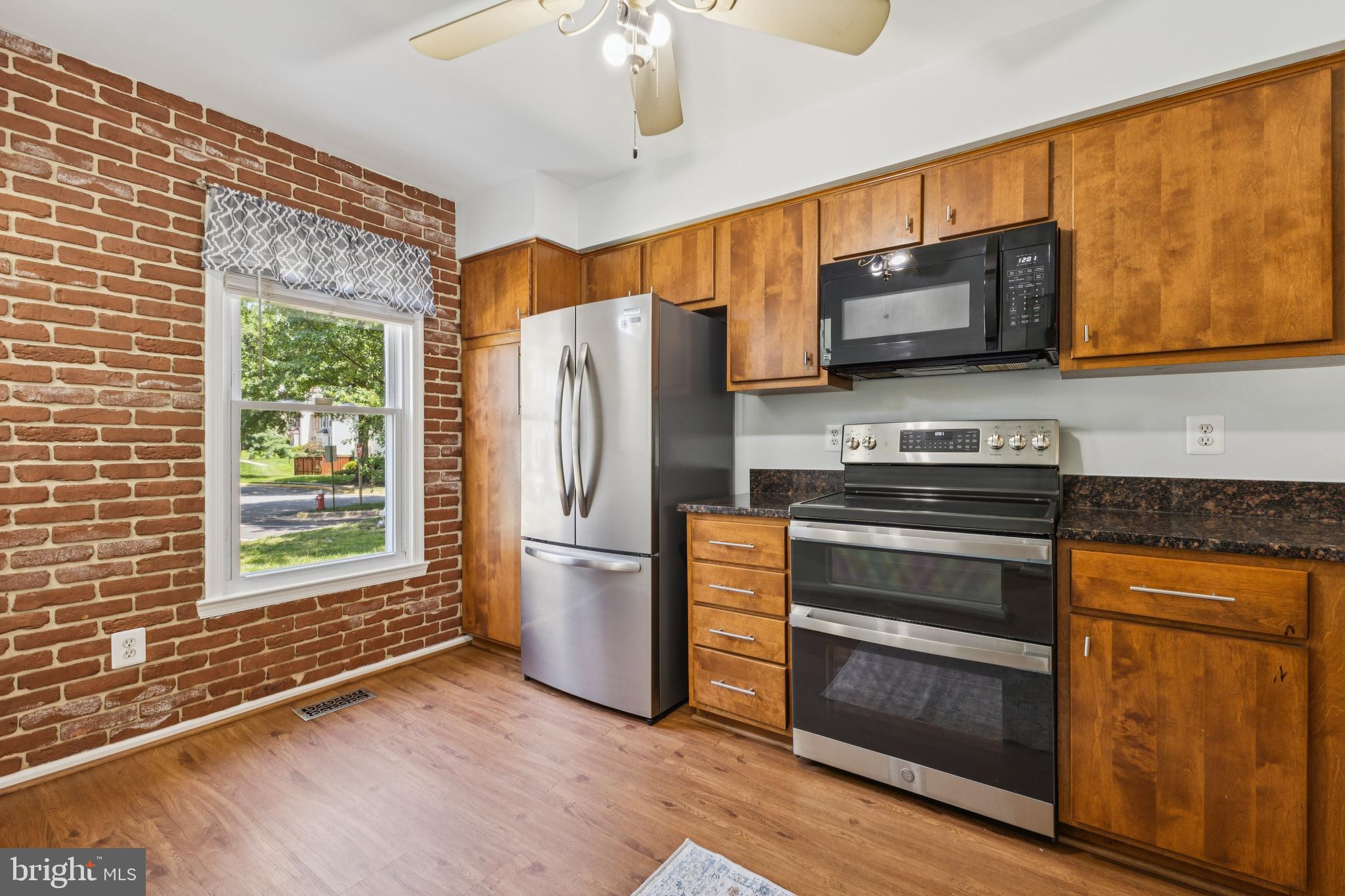 8485 Laurel Oak Drive Springfield, VA 22153 - Photo 5 of 40 a kitchen with stainless steel appliances a stove microwave and refrigerator