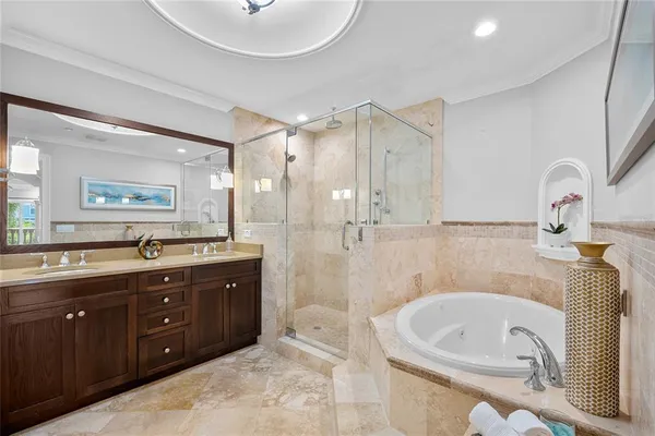 a view of entryway with a mirror