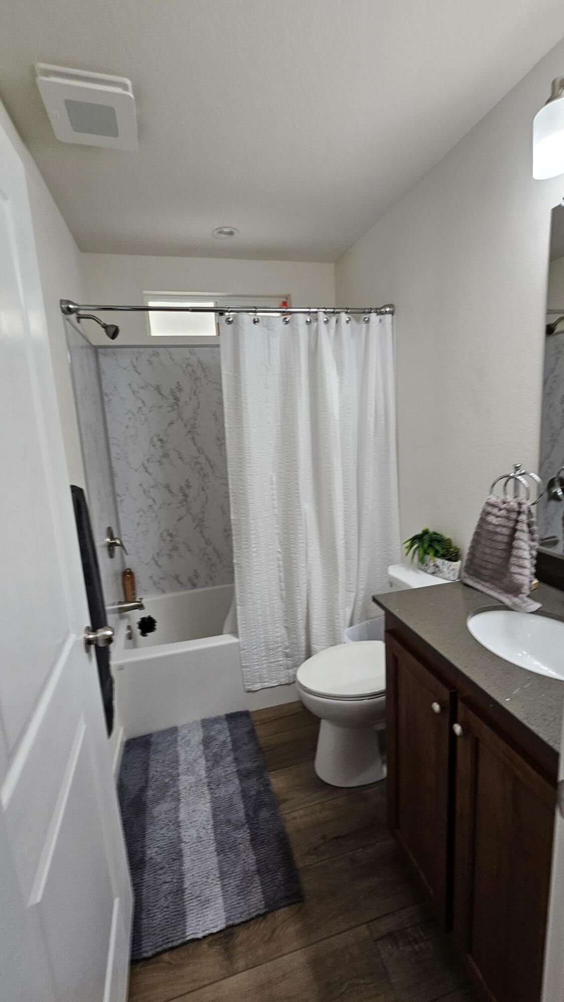 900 East Rankin Road, Unit 162 Tulare, CA 93274 - Photo 11 of 15 900 E Rankin Avenue 162 - Hall Bath